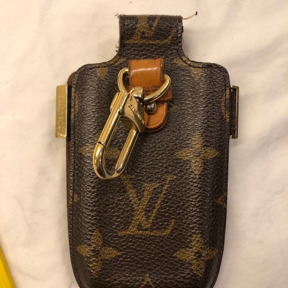 Louis Vuitton small phone, case worn for 4 yrs used to fit a flip phone. 🤦🏿♀️ - Picture 9 of 10
